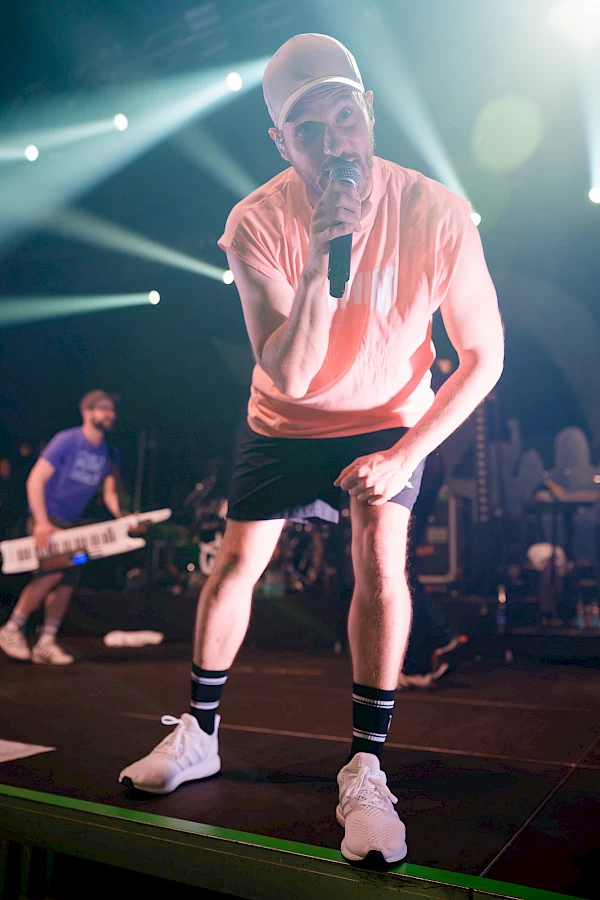 Close-up of a singer with microphone – expressive concert photography in Bern